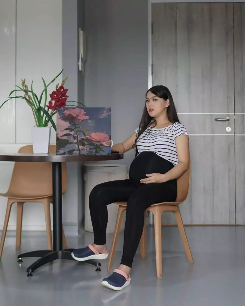 outfit Ana Riana saat hamil © 2021 brilio.net