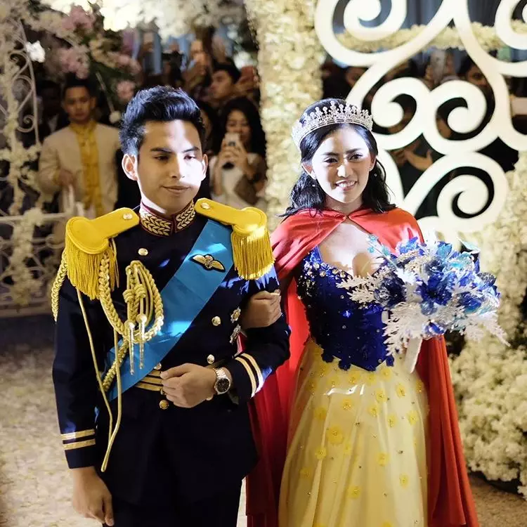 Pasangan seleb dandan ala karakter Disney © 2021 brilio.net