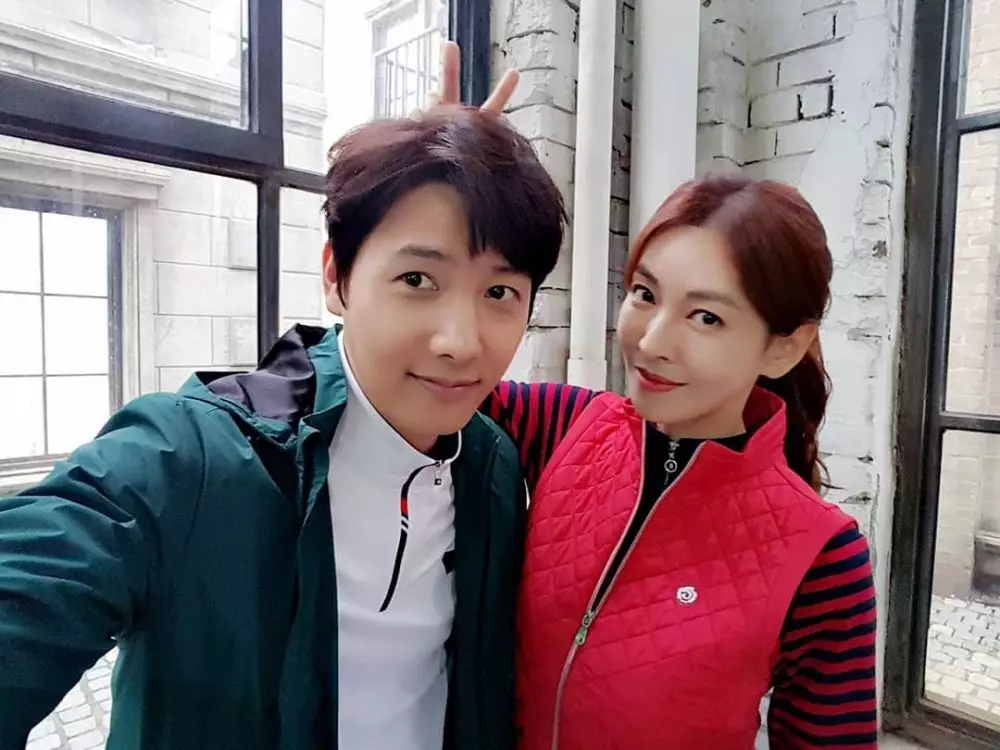 potret mesra kim so-yeon dan suami © Instagram