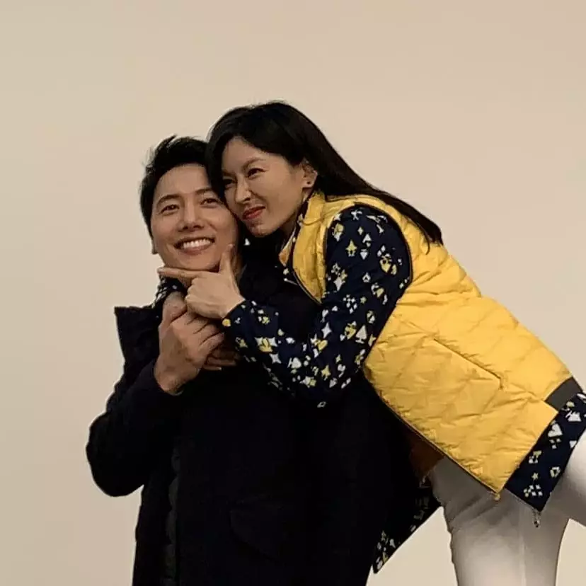 potret mesra kim so-yeon dan suami © Instagram
