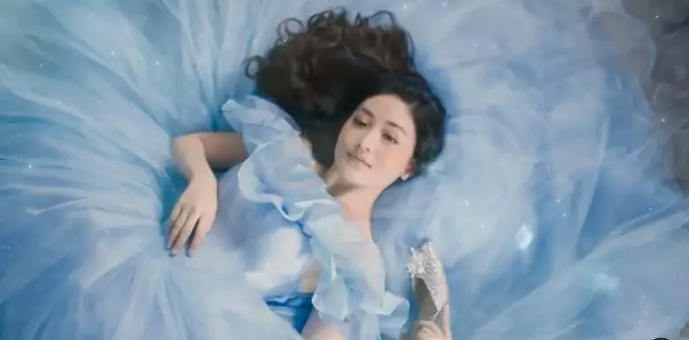 Natasha Wilona jadi Cinderella Instagram