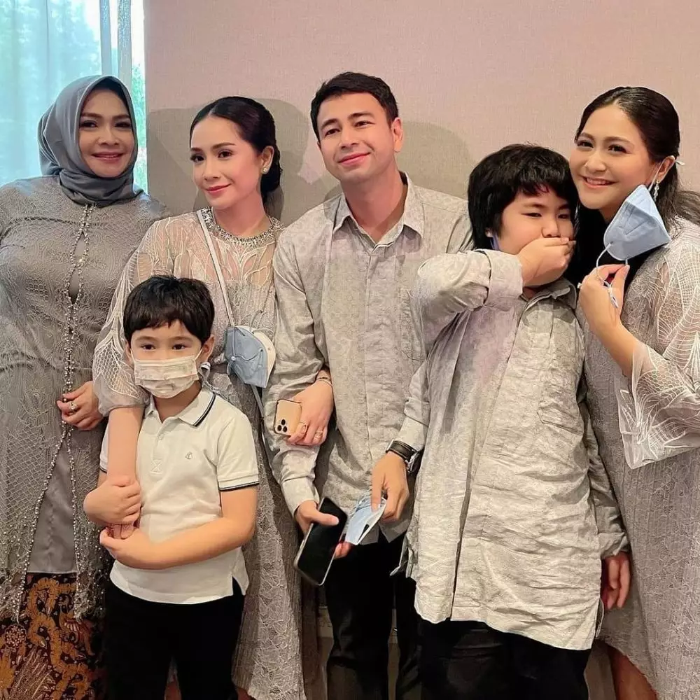 Gaya Nagita Slavina kondangan © Instagram