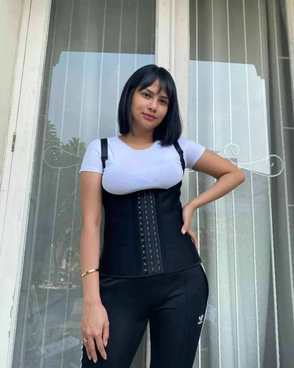 pesinetron tampil dengan rambut poni © Instagram pesinetron tampil dengan rambut poni © Instagram