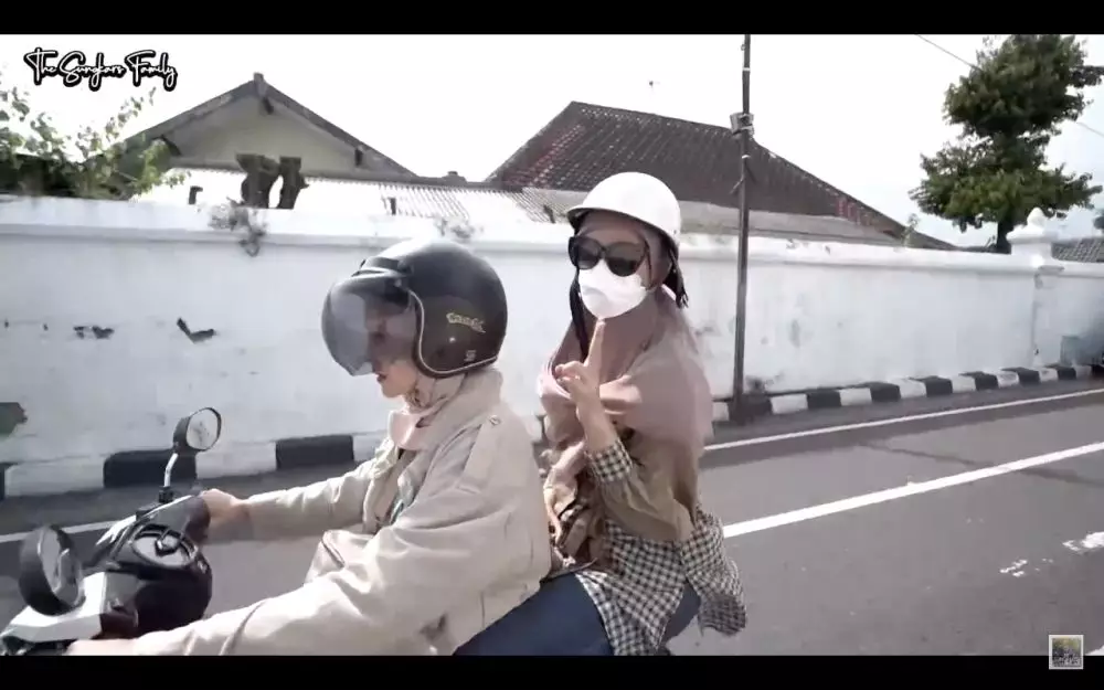 Momen Shireen Sungkar motoran sama Zaskia Mecca YouTube Momen Shireen Sungkar motoran sama Zaskia Mecca YouTube