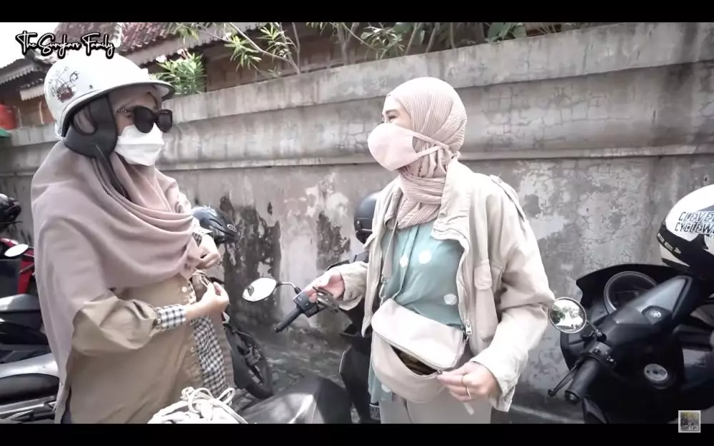 Momen Shireen Sungkar motoran sama Zaskia Mecca YouTube Momen Shireen Sungkar motoran sama Zaskia Mecca YouTube
