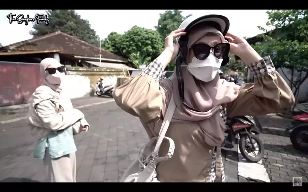 Momen Shireen Sungkar motoran sama Zaskia Mecca YouTube Momen Shireen Sungkar motoran sama Zaskia Mecca YouTube