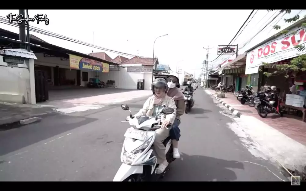 Momen Shireen Sungkar motoran sama Zaskia Mecca YouTube Momen Shireen Sungkar motoran sama Zaskia Mecca YouTube