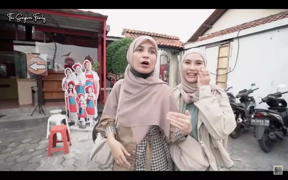 Momen Shireen Sungkar motoran sama Zaskia Mecca YouTube Momen Shireen Sungkar motoran sama Zaskia Mecca YouTube