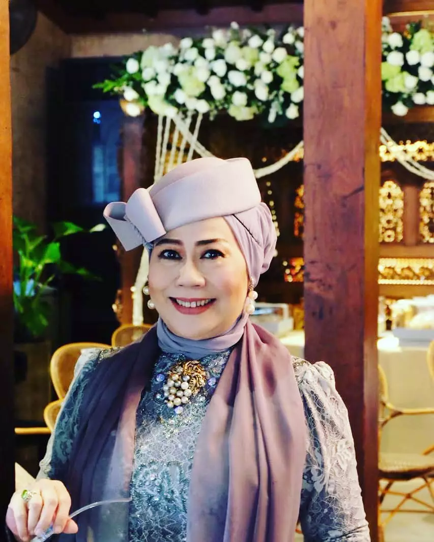 Gaya seleb 50-an saat kondangan © Instagram