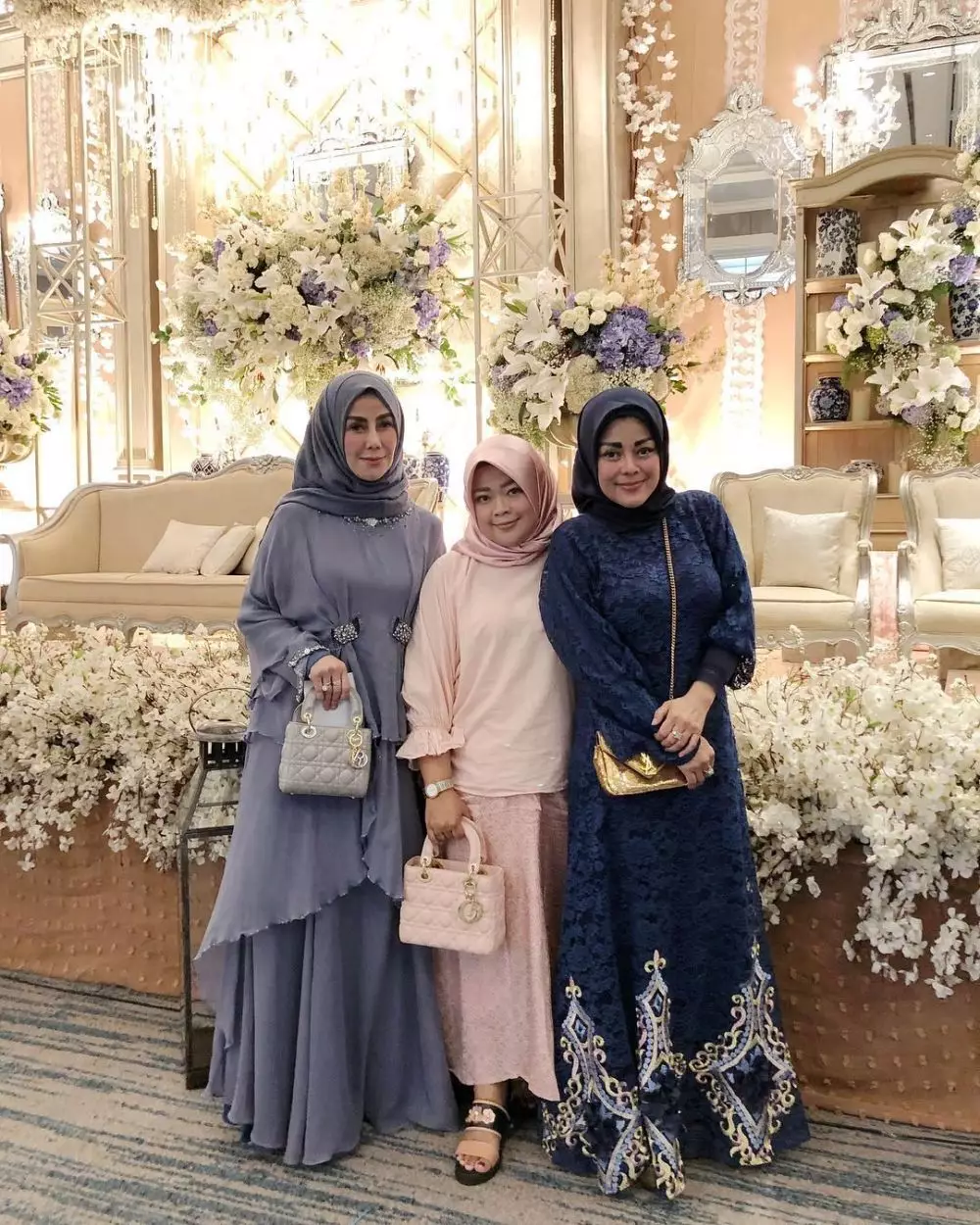 Gaya seleb 50-an saat kondangan © Instagram