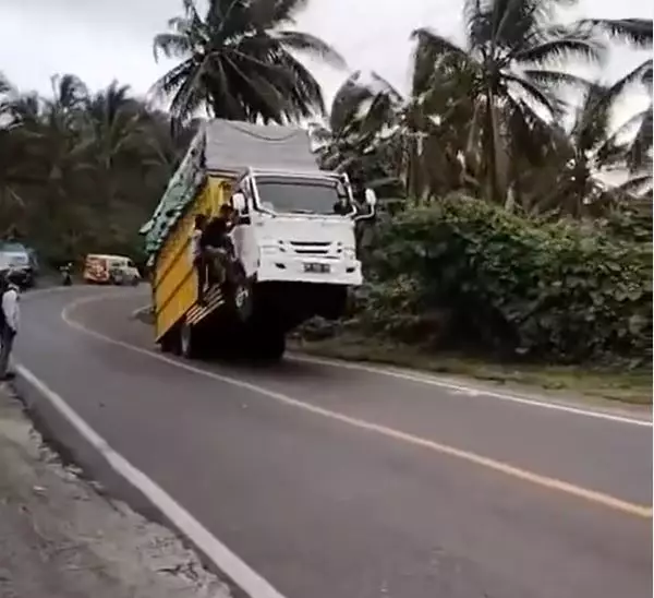 truk standing di tanjakan Berbagai sumber truk standing di tanjakan Berbagai sumber