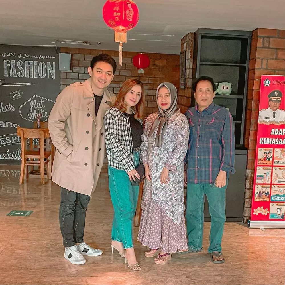 pertemuan citra monica dan keluarga mendiang istri ifan © Instagram pertemuan citra monica dan keluarga mendiang istri ifan © Instagram