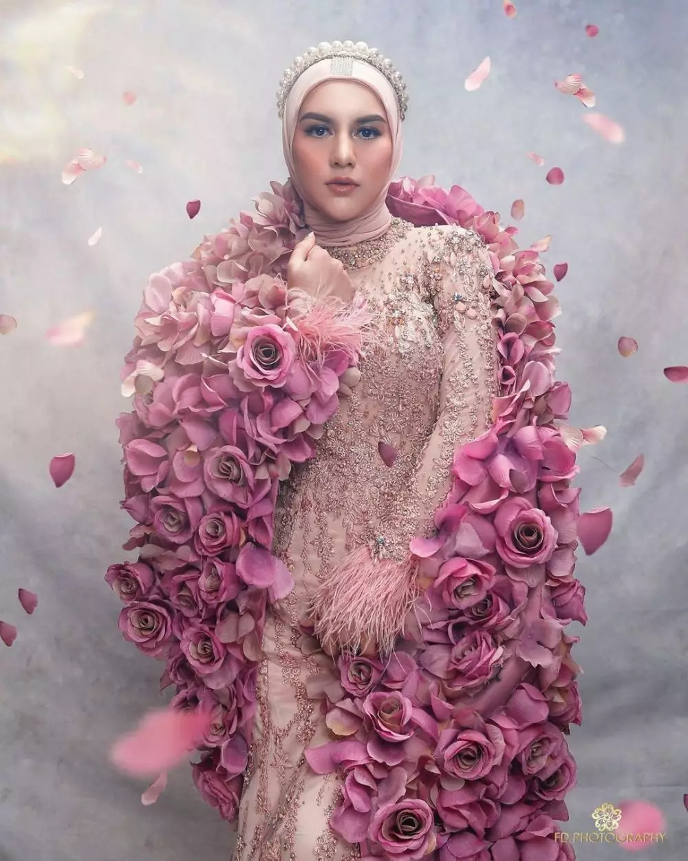 gaya pemotretan pesinetron tema bunga © Instagram