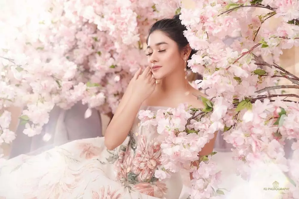 gaya pemotretan pesinetron tema bunga © Instagram