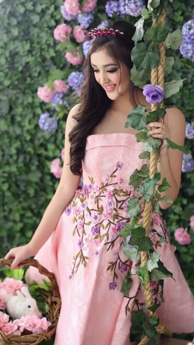 gaya pemotretan pesinetron tema bunga © Instagram