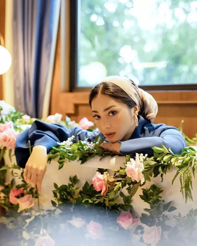 gaya pemotretan pesinetron tema bunga © Instagram