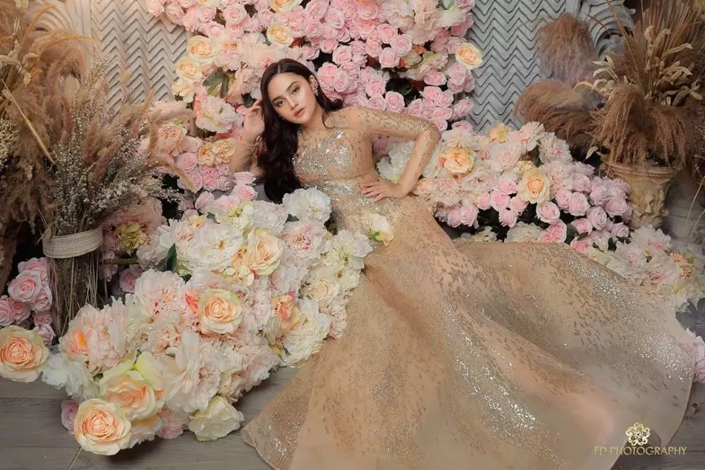 gaya pemotretan pesinetron tema bunga © Instagram