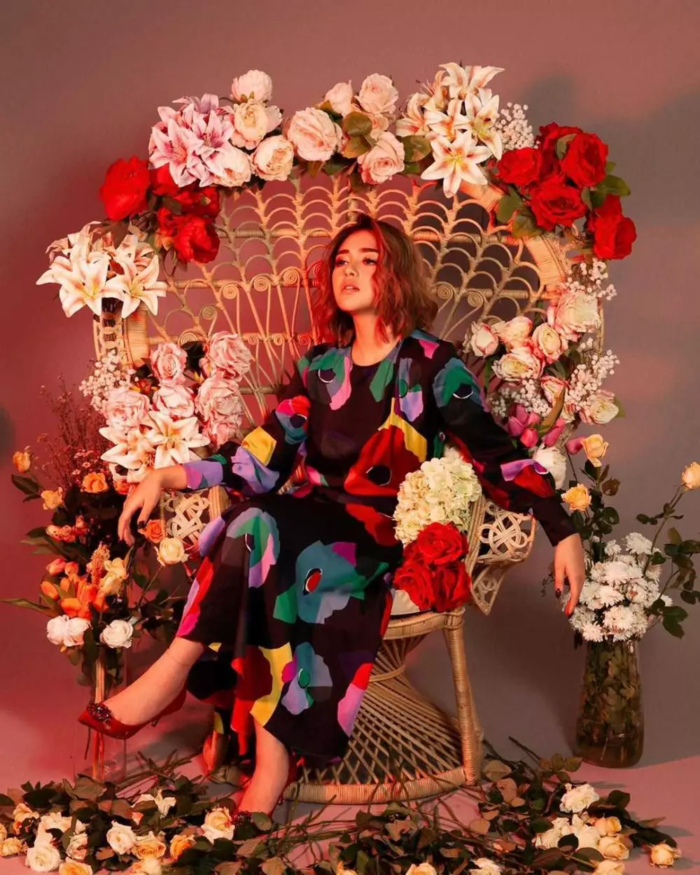 gaya pemotretan pesinetron tema bunga © Instagram