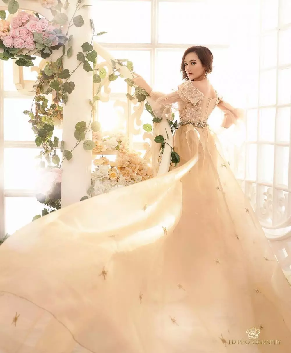  gaya pemotretan pesinetron tema bunga © Instagram