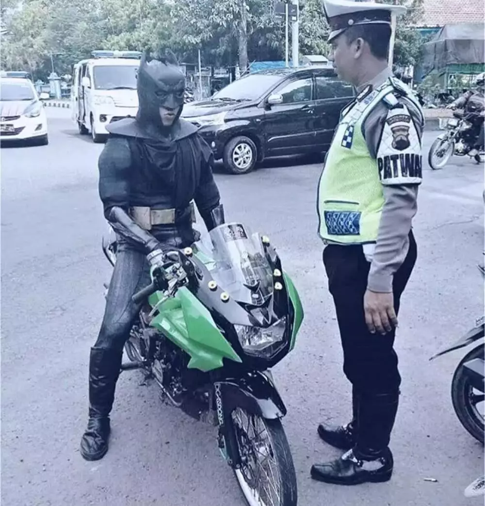 pengendara pakai kostum © Berbagai Sumber