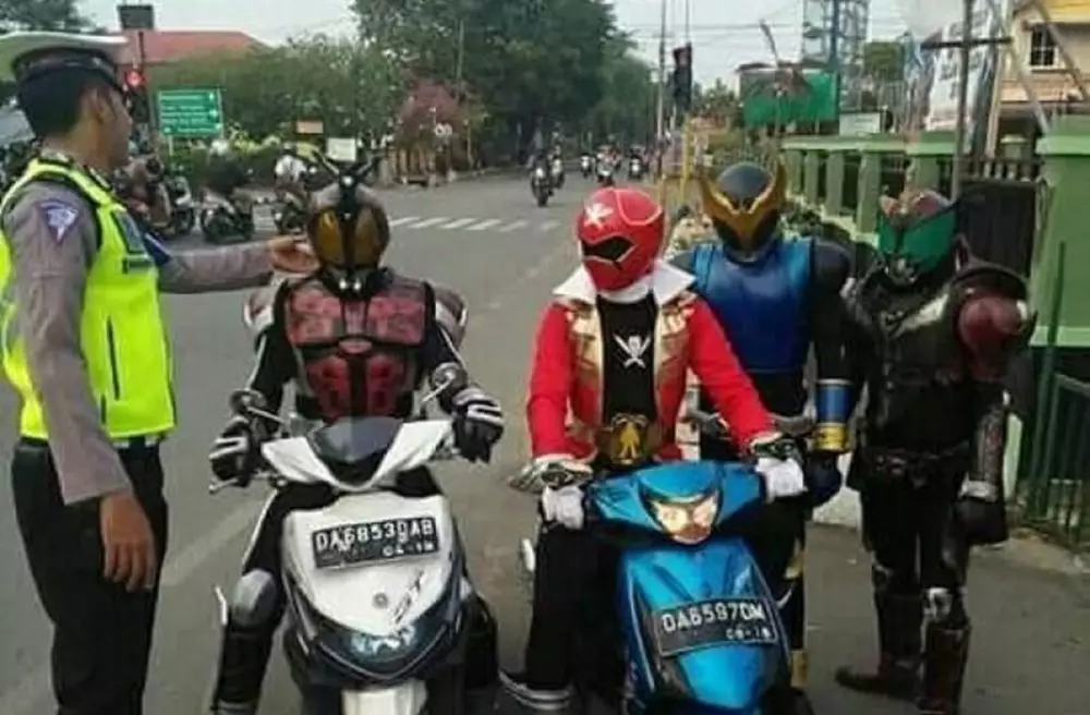 pengendara pakai kostum © Berbagai Sumber