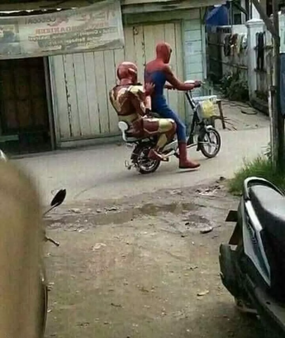 pengendara pakai kostum © Berbagai Sumber