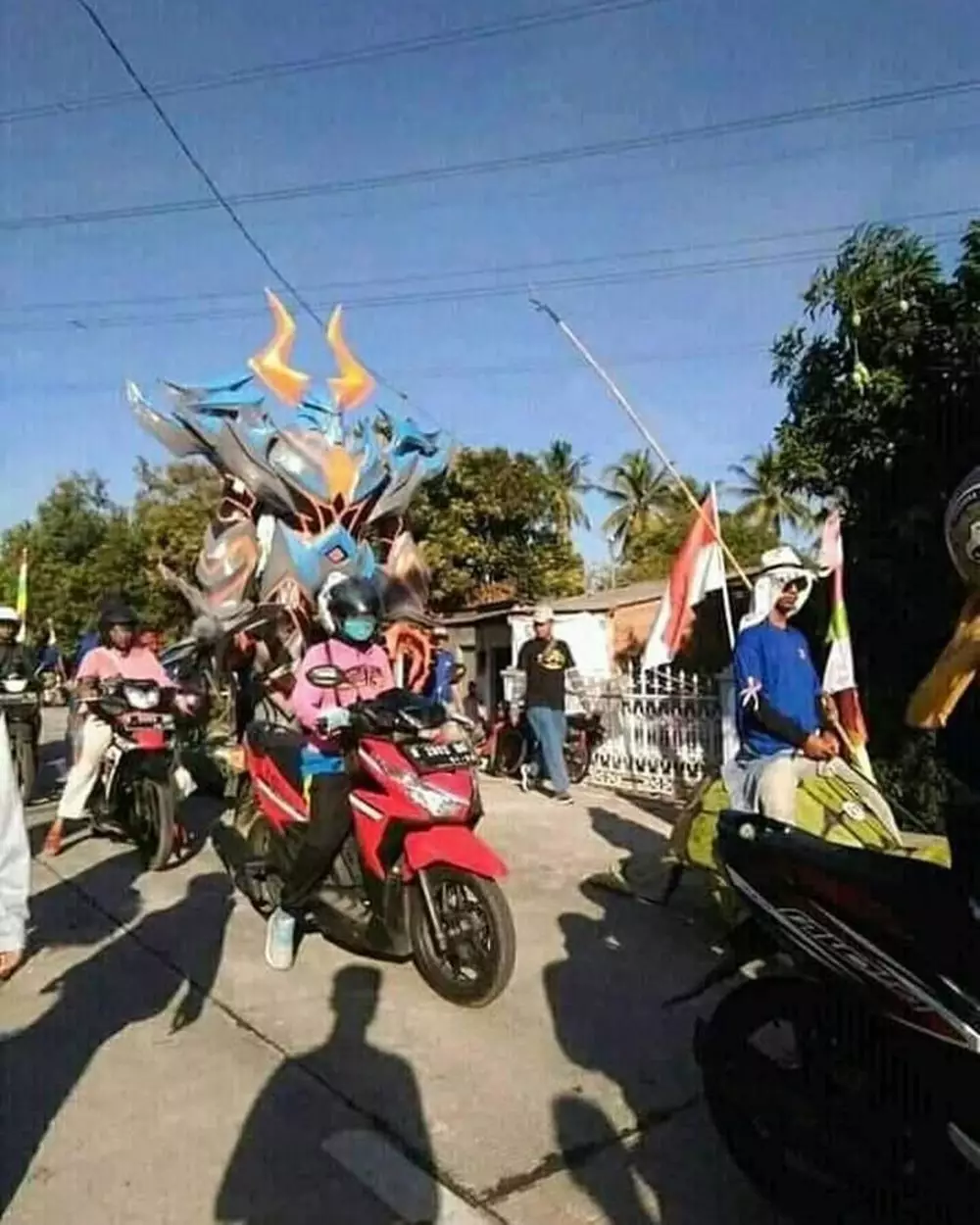 pengendara pakai kostum © Berbagai Sumber