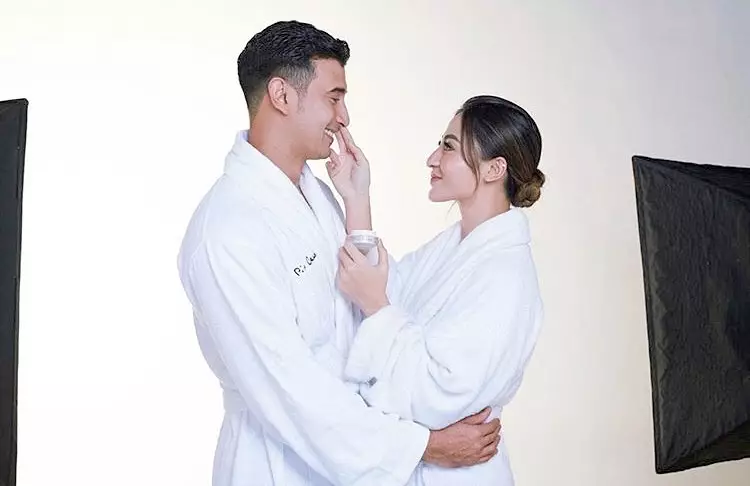 pemotretan pasangan seleb pakai bathrobe © Instagram