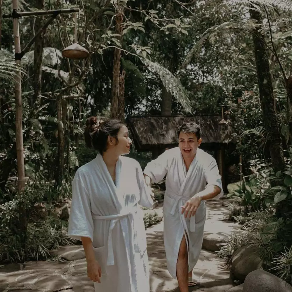 pemotretan pasangan seleb pakai bathrobe © Instagram