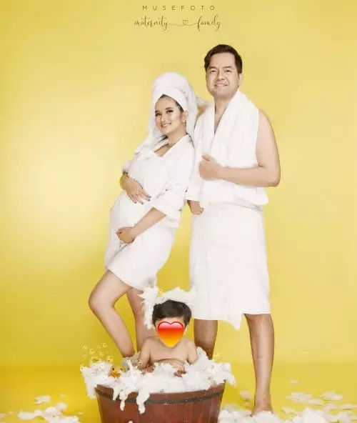 pemotretan pasangan seleb pakai bathrobe © Instagram