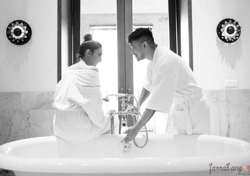 pemotretan pasangan seleb pakai bathrobe © Instagram