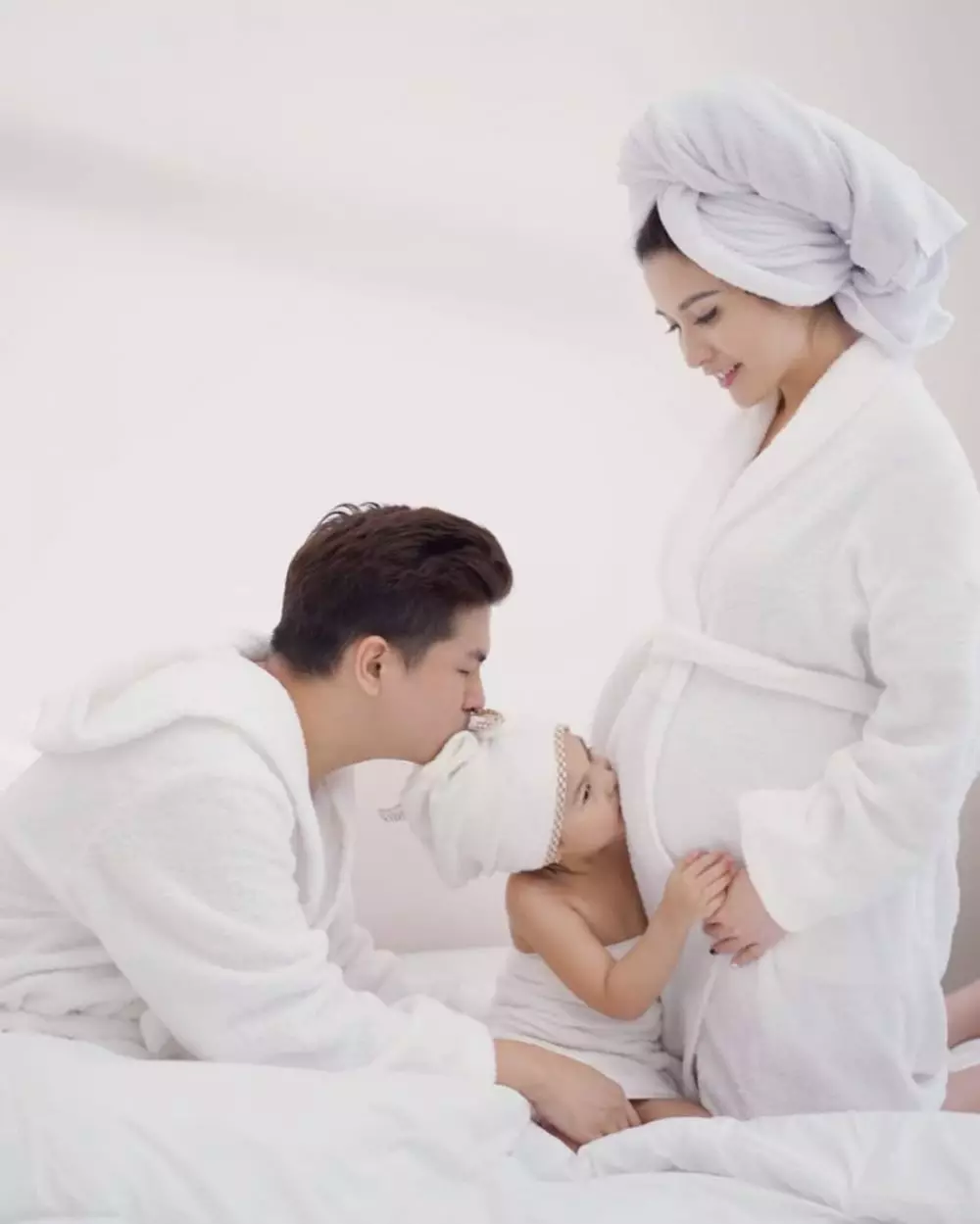 pemotretan pasangan seleb pakai bathrobe © Instagram