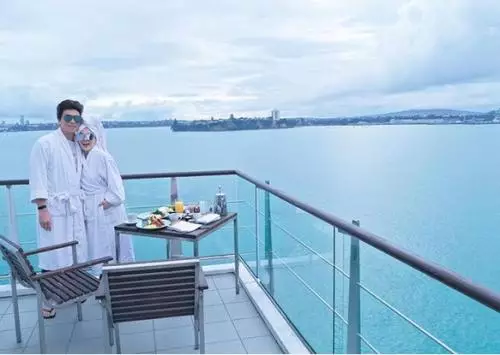 pemotretan pasangan seleb pakai bathrobe © Instagram