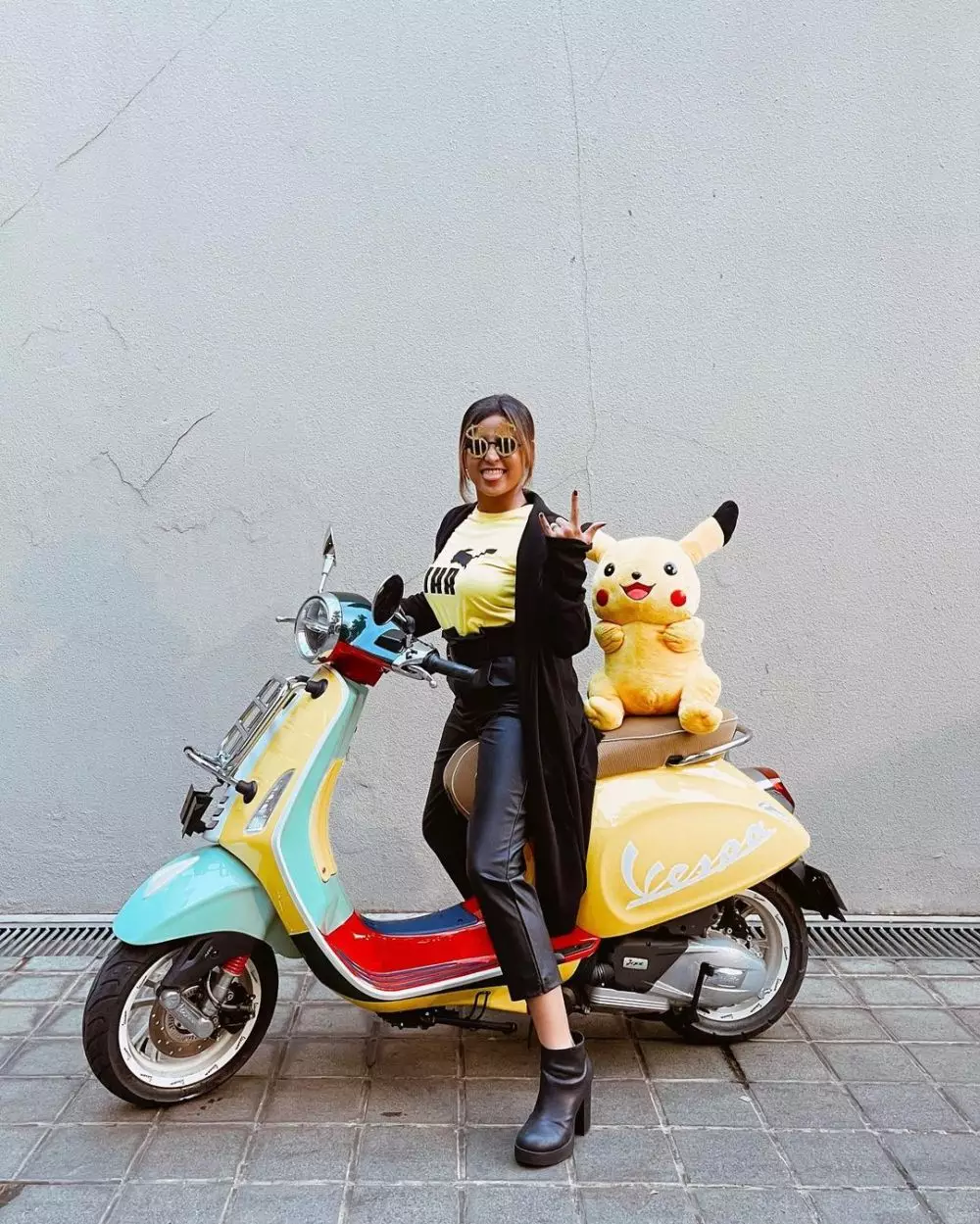 seleb cantik pakai vespa © Instagram