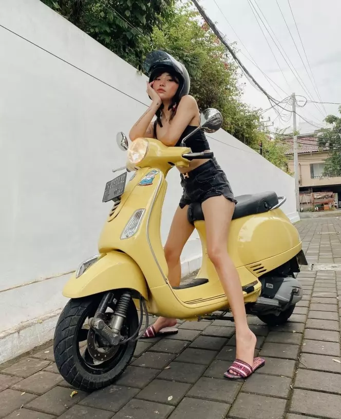 seleb cantik pakai vespa © Instagram