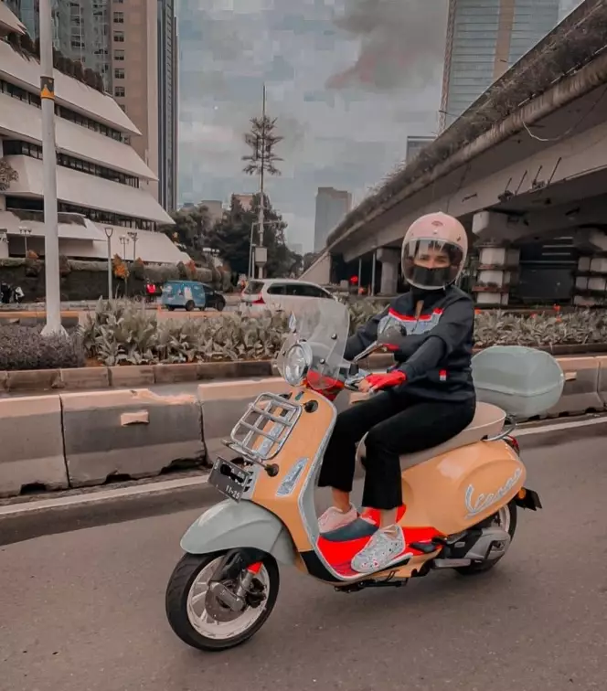 seleb cantik pakai vespa © Instagram