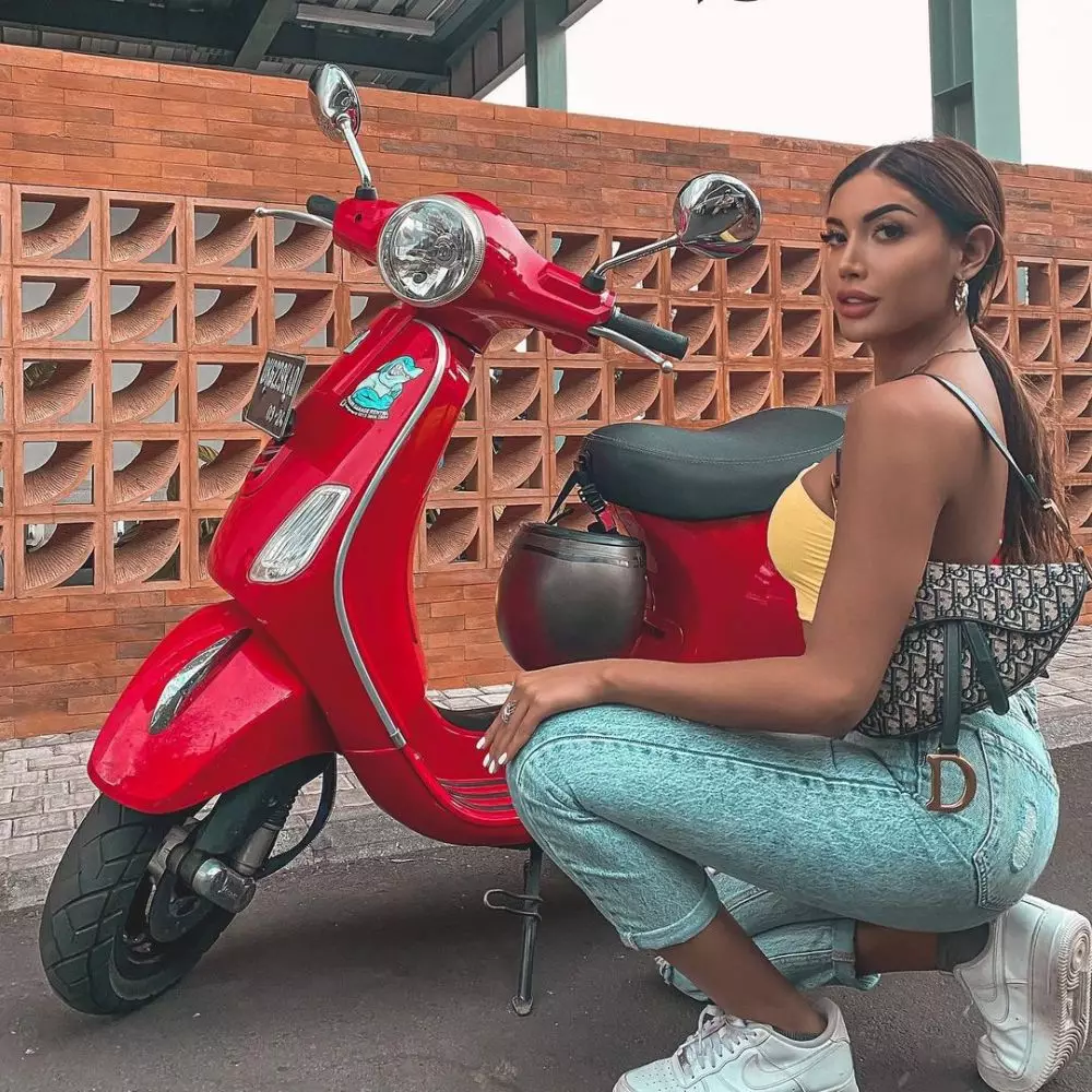 seleb cantik pakai vespa © Instagram