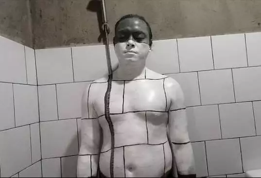 orang kamuflase dengan benda © Berbagai Sumber orang kamuflase dengan benda © Berbagai Sumber