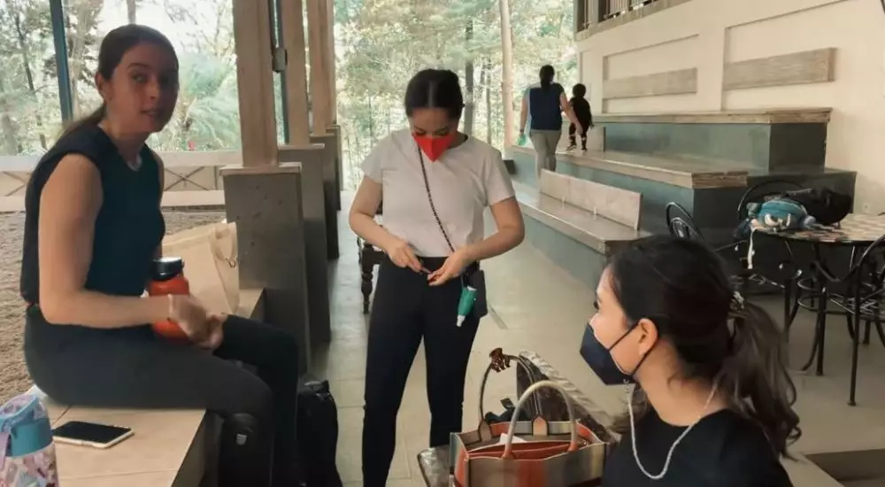 Nagita dan ipar latihan kuda © YouTube Nagita dan ipar latihan kuda © YouTube