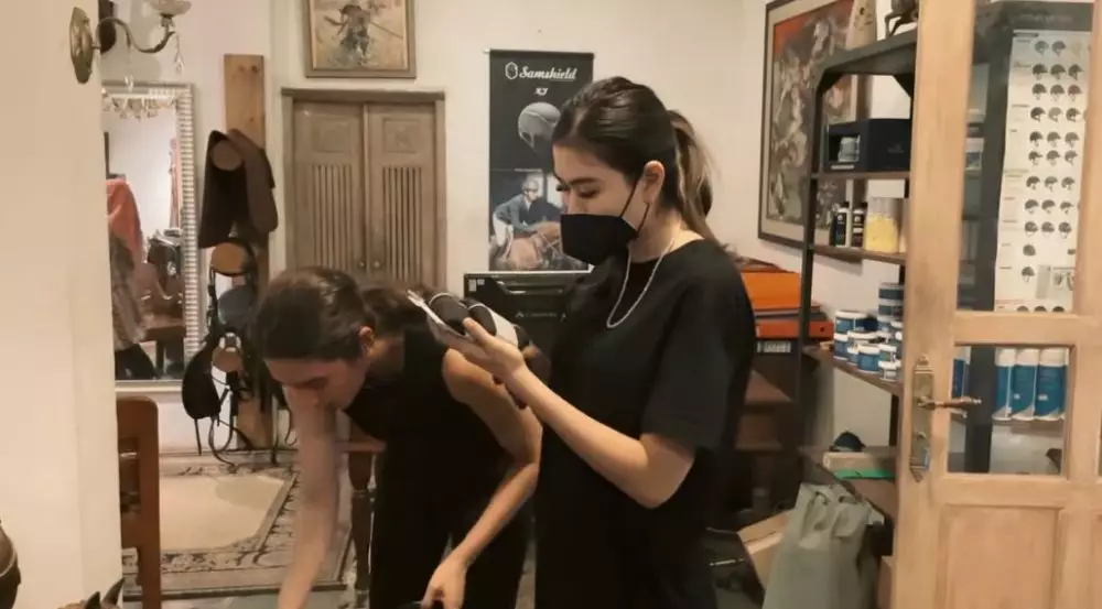 Nagita dan ipar latihan kuda © YouTube Nagita dan ipar latihan kuda © YouTube