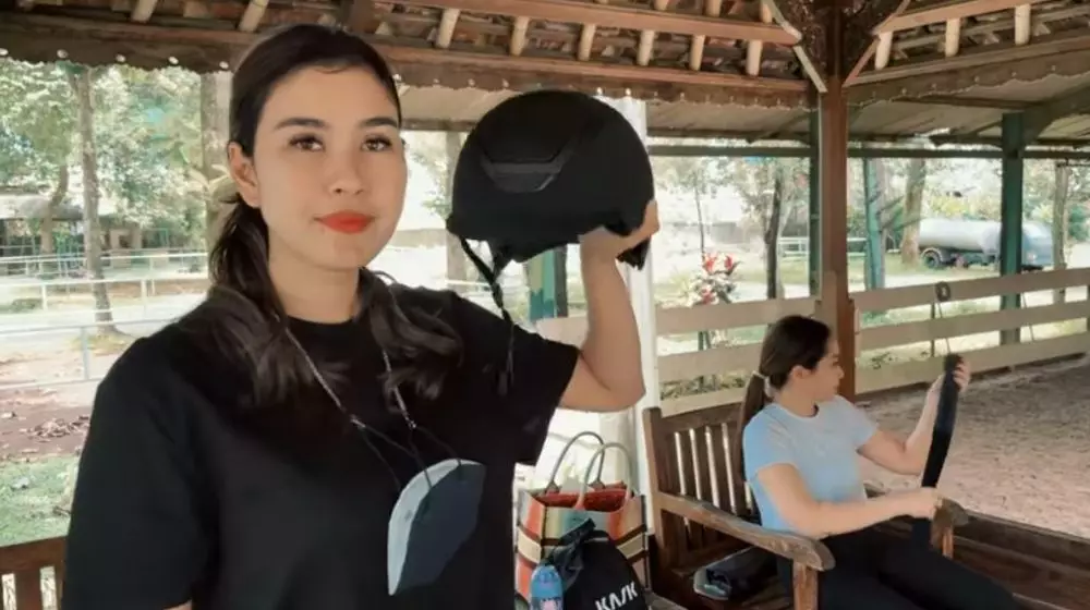 Nagita dan ipar latihan kuda © YouTube Nagita dan ipar latihan kuda © YouTube