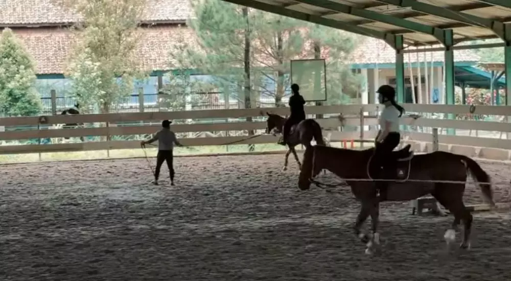 Nagita dan ipar latihan kuda © YouTube Nagita dan ipar latihan kuda © YouTube