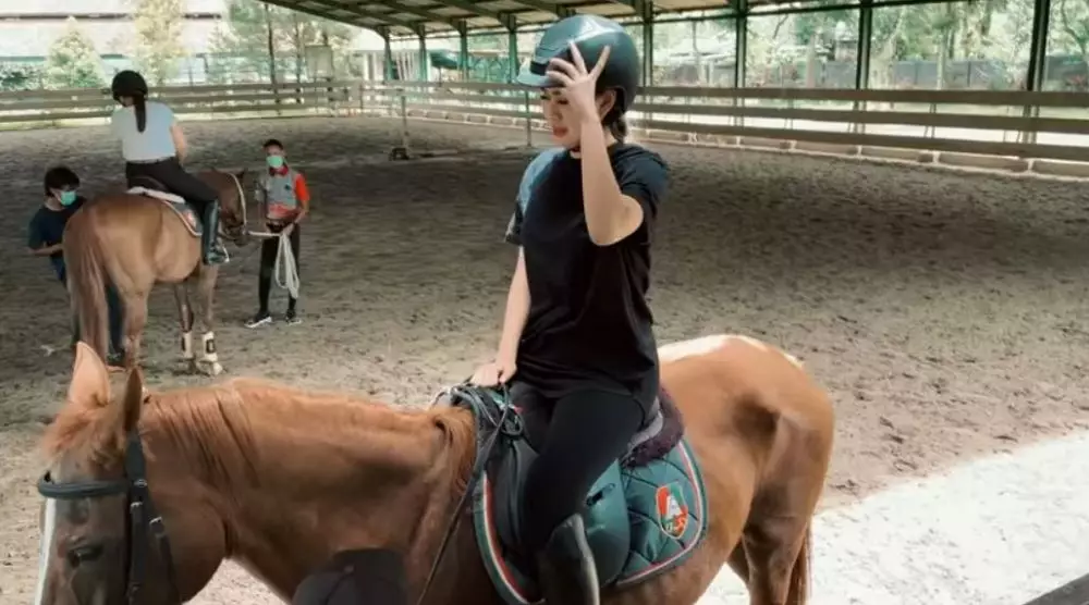 Nagita dan ipar latihan kuda © YouTube Nagita dan ipar latihan kuda © YouTube