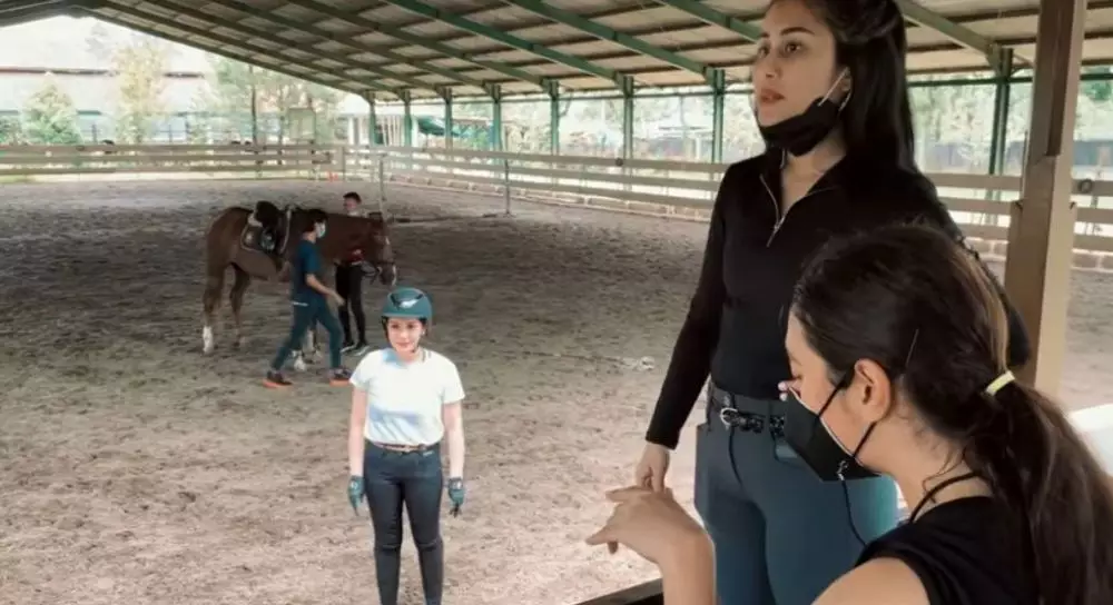 Nagita dan ipar latihan kuda © YouTube Nagita dan ipar latihan kuda © YouTube