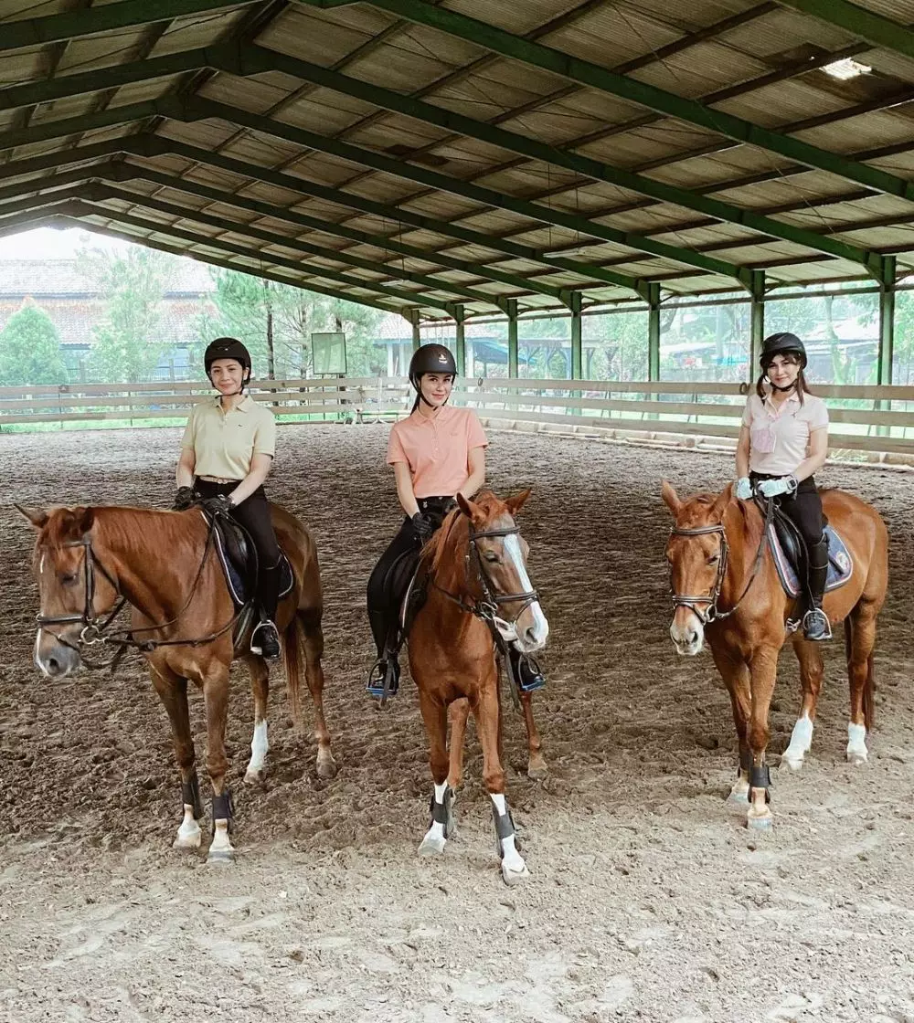 Nagita dan ipar latihan kuda © Instagram Nagita dan ipar latihan kuda © Instagram