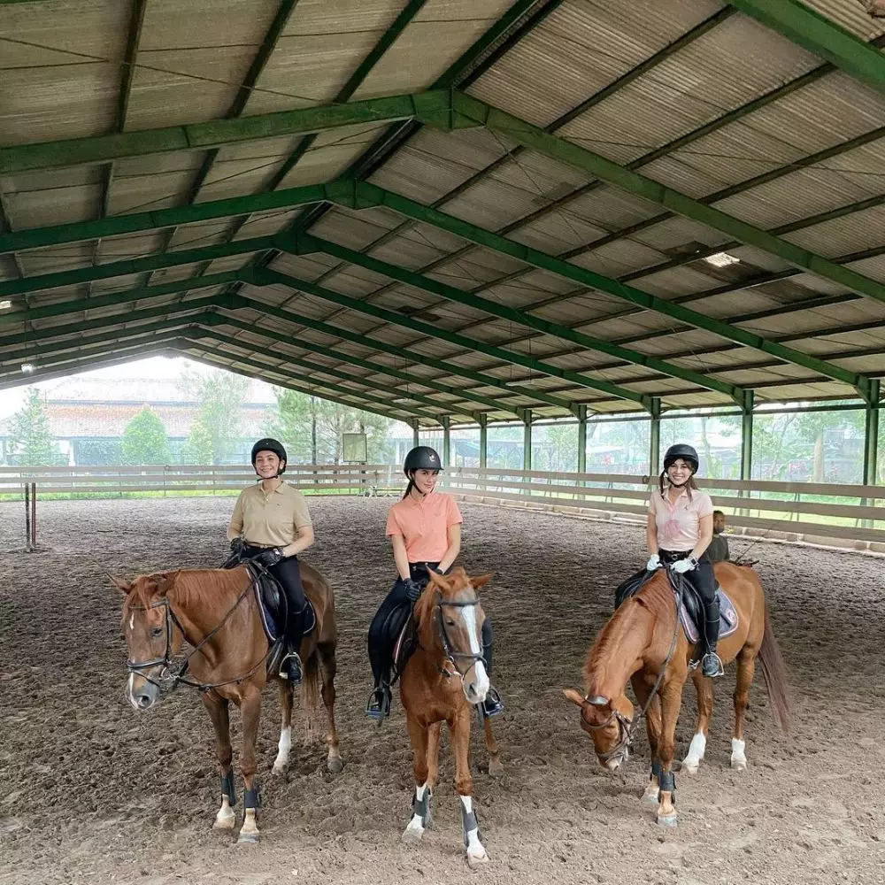 Nagita dan ipar latihan kuda © Instagram Nagita dan ipar latihan kuda © Instagram