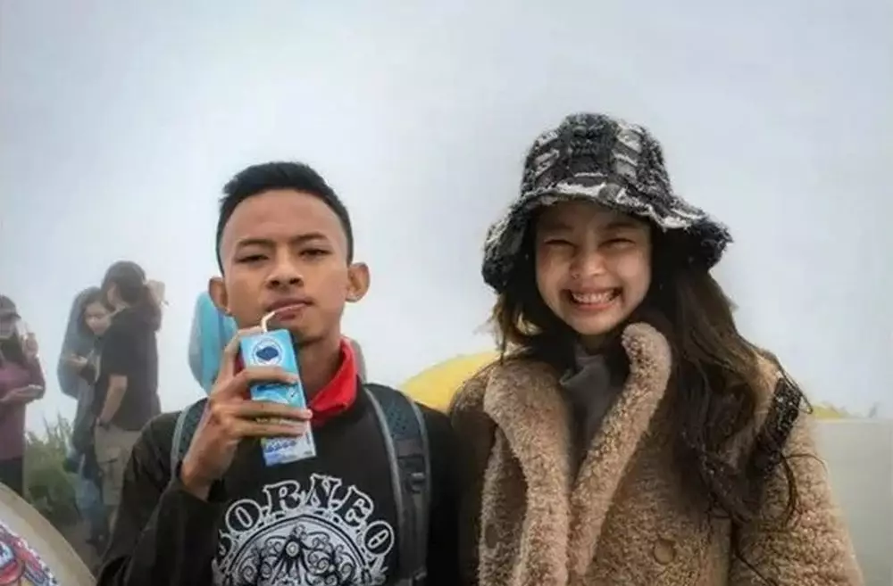 Foto editan halu warganet mesra bareng BLACKPINK © Instagram & Twitter