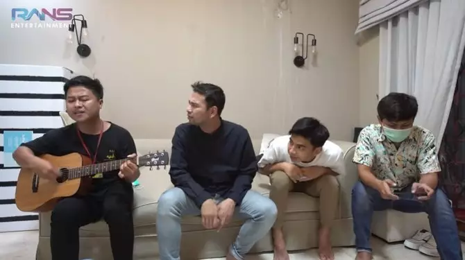 Raffi Ahmad beli lagu ciptaan fans © 2021 brilio.net YouTube
