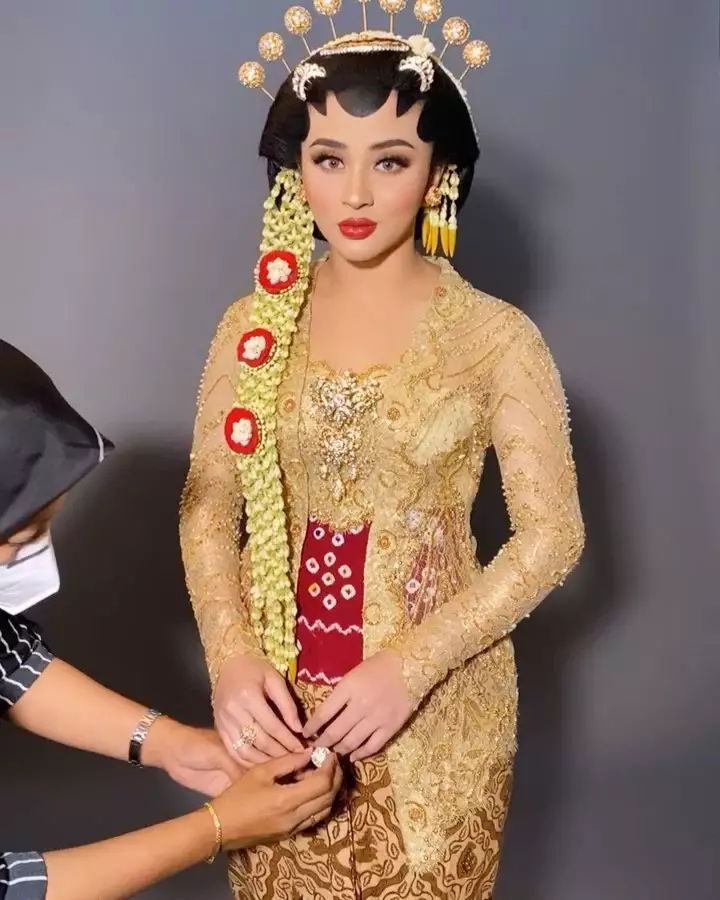 Ali Margin baju pengantin Jawa © Instagram Ali Margin baju pengantin Jawa © Instagram