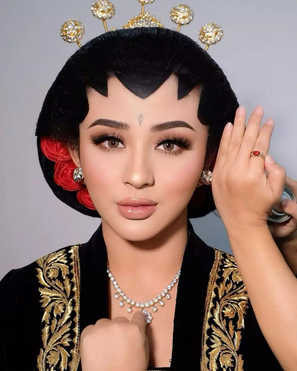 Ali Margin baju pengantin Jawa © Instagram Ali Margin baju pengantin Jawa © Instagram